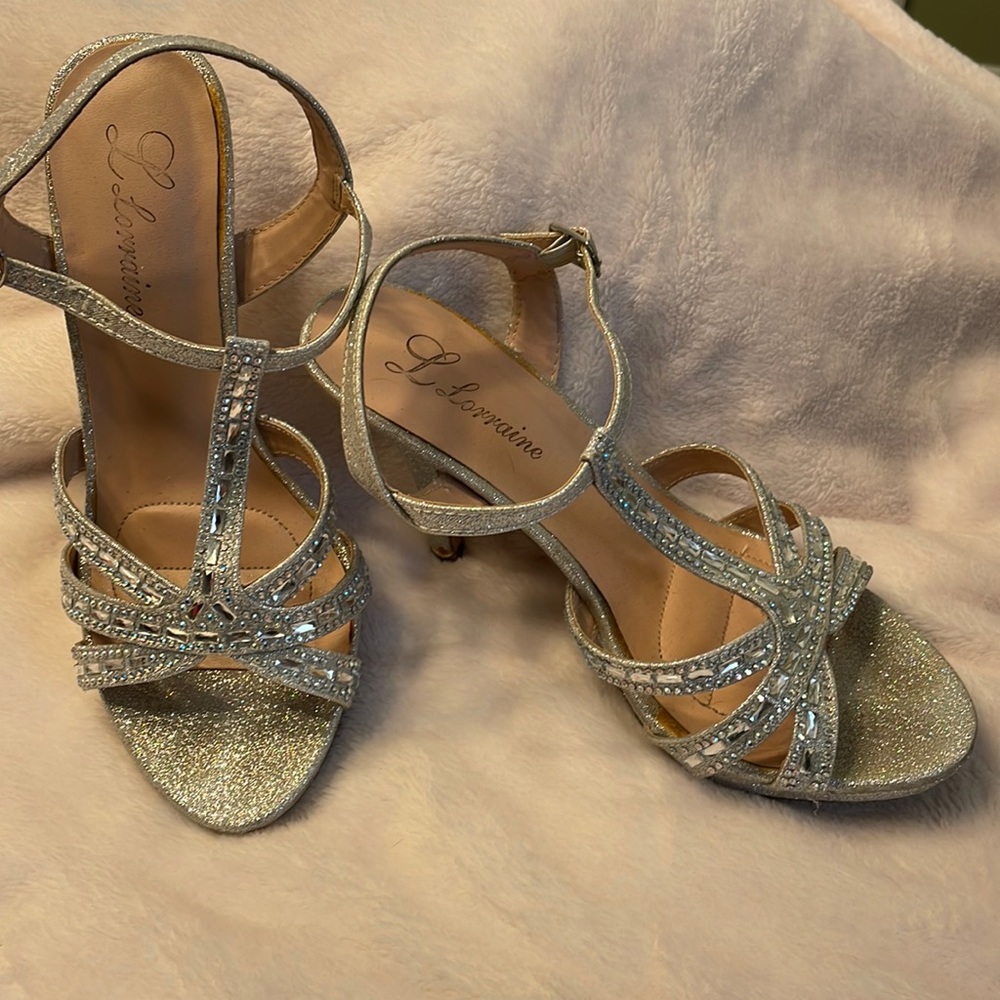 L Lorraine Women’s size 6 silver 3 1/2” heels. Worn a few times.